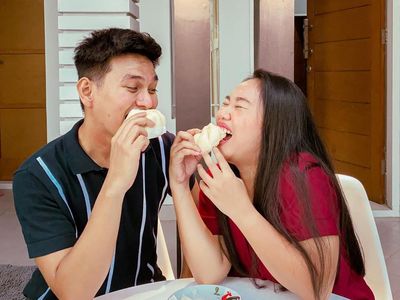 Momen Bahagia Mumuk Gomez dan Sang Kekasih Saat Ngopi dan Makan Roti