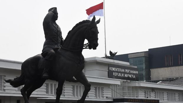 Patung Bung Karno menunggang kuda berdiri di depan area kompleks kantor Kementerian Pertahanan, Medan Merdeka Barat, Jakarta, Minggu (6/6/2021). Patung yang diresmikan Menteri Pertahanan Prabowo Subianto dan Presiden RI ke-5 Megawati Soekarnoputri bertepatan dengan hari lahir Bapak Proklamator Indonesia tersebut merupakan pengingat momentum pertama kali Indonesia menunjukan pada dunia internasional telah memiliki angkatan bersenjata saat peringatan Hari Angkatan Bersenjata pada 5 Oktober 1946 di Yogyakarta dimana Soekarno menjadi inspektur upacara. ANTARA FOTO/Indrianto Eko Suwarso/foc.