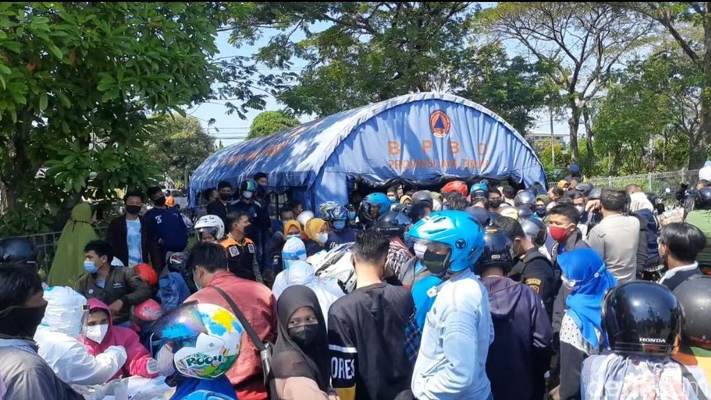 Pengendara Bejubel Saat Swab Test Massal di Suramadu Pengendara Bejubel Saat Swab Test Massal di Suramadu