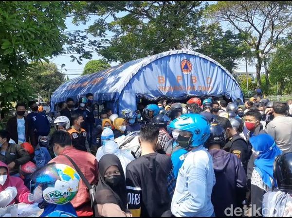 Pengendara Bejubel Saat Swab Test Massal di Suramadu