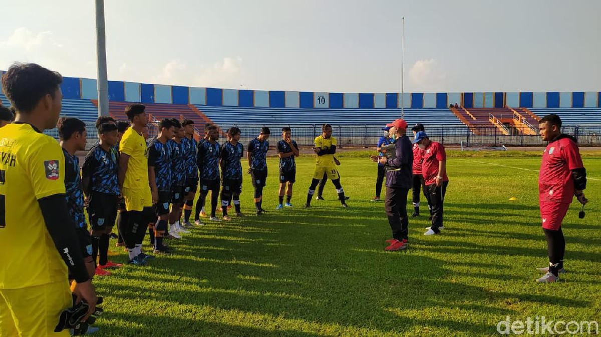Iwan Setiawan memimpin latihan hari pertama Persela Lamongan. (Foto: Eko Sudjarwo/detikSport)