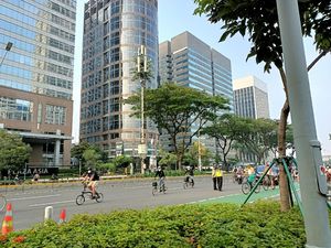 Masih Banyak Pesepeda Keluar Jalur Sepeda Sudirman-Thamrin Pagi Ini