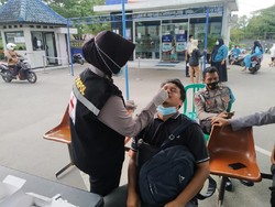 Polres Lombok Tengah Gelar Swab Antigen Acak ke Pengunjung Bank