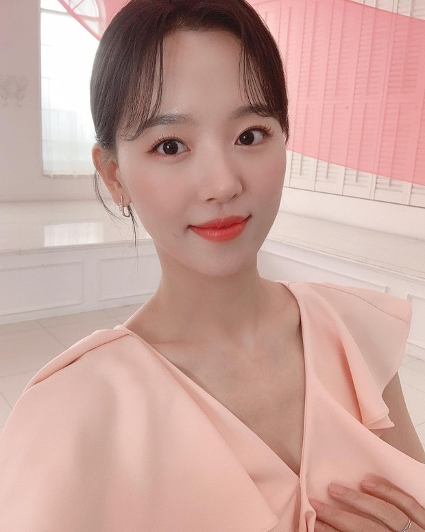 Potret Kang Han Na/sumber: www.instagram.com/k_hanna_/ Terlihat aet muda meski telah berusia 31 tahun.