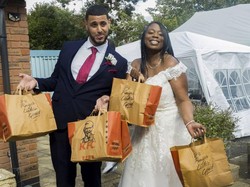 Fans Berat KFC Ini Jadikan Ayam Goreng KFC sebagai Menu Pernikahan!