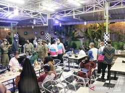 Lebih dari Jam Operasional, Pengunjung Kafe di Medan Dibubarkan Petugas