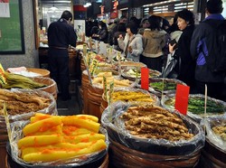 Tak Puas dengan Pelayanannya, Pria Ini Ludahi Toko Acar Sepanjang Tahun