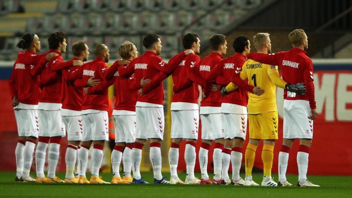 HEVERLEE, BELGIUM - NOVEMBER 18: The Denmark team line up during the national anthems prior to the UEFA Nations League group stage match between Belgium and Denmark at King Power at Den Dreef Stadion on November 18, 2020 in Heverlee, Belgium. Football Stadiums around Europe remain empty due to the Coronavirus Pandemic as Government social distancing laws prohibit fans inside venues resulting in fixtures being played behind closed doors. (Photo by Dean Mouhtaropoulos/Getty Images)