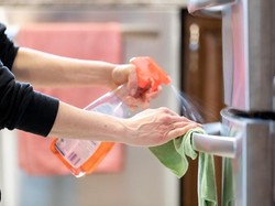 5 Cara Membersihkan Kulkas Supaya Bebas Bau dan Bakteri