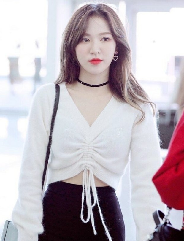 Wendy Red Velvet mengenakan crop top lace