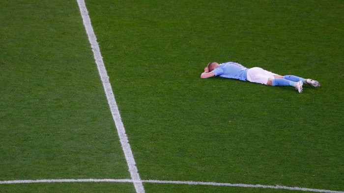 PORTO, PORTUGAL - MAY 29: Oleksandr Zinchenko of Manchester City lies on the pitch dejected following defeat in the UEFA Champions League Final between Manchester City and Chelsea FC at Estadio do Dragao on May 29, 2021 in Porto, Portugal. (Photo by Susan Vera - Pool/Getty Images)
