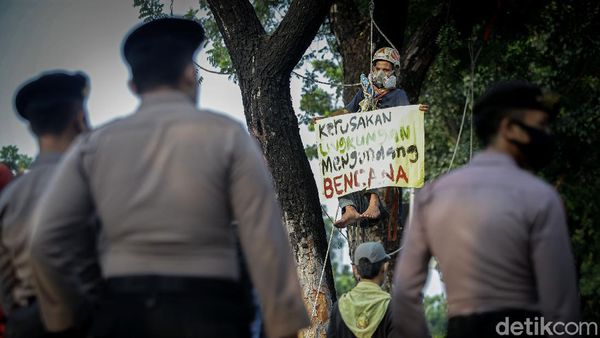 Aksi Damai Menuntut Hak Lingkungan Hidup di Balai Kota DKI