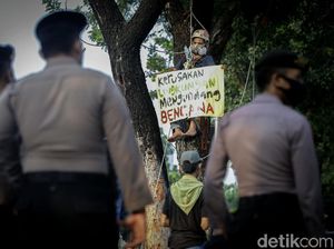 Aksi Damai Menuntut Hak Lingkungan Hidup di Balai Kota DKI Aksi Damai Menuntut Hak Lingkungan Hidup di Balai Kota DKI