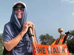 Kisah Perempuan Jalan Kaki Keliling Dunia: Diperkosa, Kena DB, Juga Temui Kebaikan Kisah Perempuan Jalan Kaki Keliling Dunia: Diperkosa, Kena DB, Juga Temui Kebaikan
