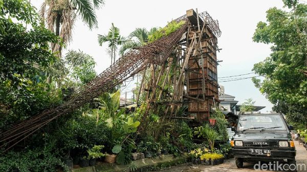 Awas! Konstruksi Tangga JPO di Pamulang Ini Miring
