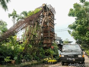 Awas! Konstruksi Tangga JPO di Pamulang Ini Miring