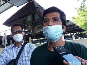 Emosi Saat Rekonstruksi Kasus Takjil Sianida, Ayah Korban Hampir Pingsan Emosi Saat Rekonstruksi Kasus Takjil Sianida, Ayah Korban Hampir Pingsan