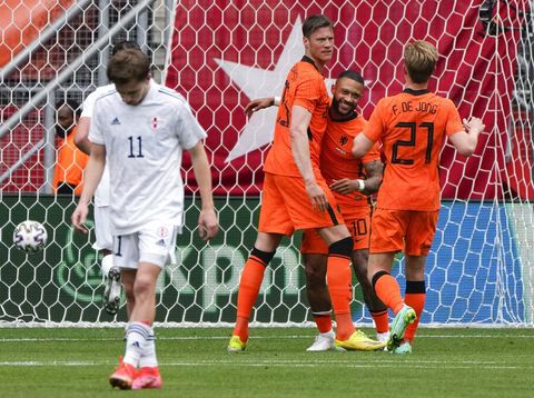 Belanda vs Georgia Netherlands' Wout Weghorst, rear left, and Netherlands' Frenkie de Jong, rear right, run to hug Netherlands' Memphis Depay who scored his side's first goal with a penalty during the friendly soccer match between The Netherlands and Georgia, in the run-up to the Euro2020 soccer tournament, in Enschede, eastern Netherlands, Sunday, June 6, 2021. (AP Photo/Peter Dejong)