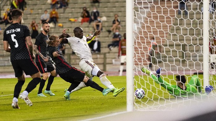 Belgiums Romelu Lukaku, center, makes an attempt on goal during the international friendly soccer match between Belgium and Croatia at King Baudouin stadium in Brussels, Sunday, June 6, 2021. (AP Photo/Francisco Seco)