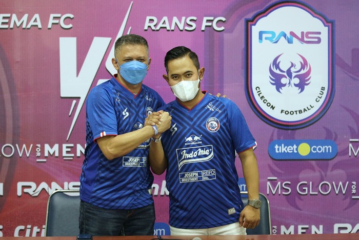 CEO Arema FC, Iwan Budianto (kiri) bersama Presiden Klub Arema FC, Gilang Widya Pramana