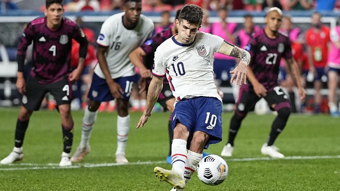 United States Christian Pulisic (10) kicks a penalty kick for a goal against Mexico during extra time in the CONCACAF Nations League championship soccer match, Sunday, June 6, 2021, in Denver. (AP Photo/Jack Dempsey)