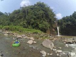 Pesona Curug Lontar, Terlihat Tenang namun Dilarang Berenang
