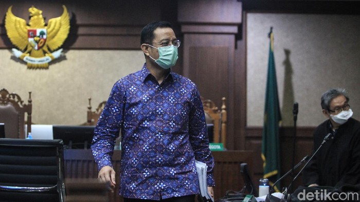 Terdakwa korupsi, mantan Menteri Sosial Juliari Peter Batubara menyimak keterangan saksi Matheus Joko Santoso (MJS) dalam sidang lanjutan di Pengadilan Tipikor di PN Jakarta Pusat, Senin (7/6/2021).