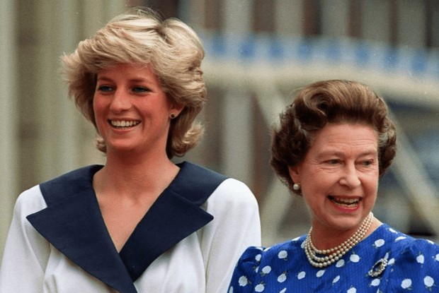 Foto: pinterest.com/theworldnewsdaily/ Putri Diana dan Ratu Elizabeth II.