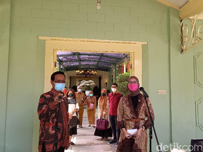 Gubernur DIY Sri Sultan Hamengku Buwono (HB) X dan Stafsus Presiden Bidang Sosial, Angkie Yudistia, di Kepatihan, Yogyakarta, Senin (7/6/2021).