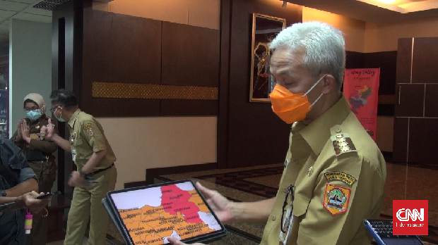 Gubernur Jawa Tengah Ganjar Pranowo menunjukkan zona merah