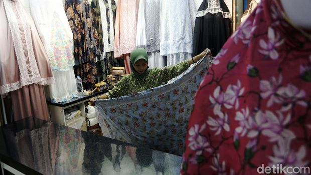 Penundaan pemberangkatan ibadah haji kembali terjadi di tahun 2021. Tidak hanya berdampak pada calon jamaah yang sudah siap berangkat. Sejumlah toko perlengkapan dan oleh-oleh khas haji di Pasar Tanah Abang, Jakarta, juga tak luput dari dampak pembatalan tersebut.