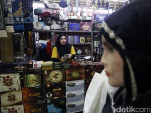 Tren Jilbab di Pasar Tanah Abang yang Diburu Warga Jelang Lebaran Tren Jilbab di Pasar Tanah Abang yang Diburu Warga Jelang Lebaran