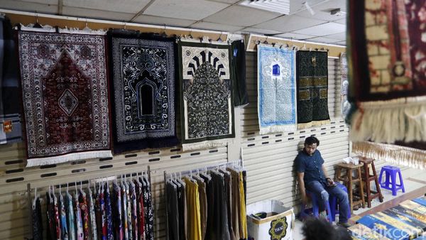 Haji 2021 Batal, Penjualan Perlengkapan Haji di Tanah Abang Sepi