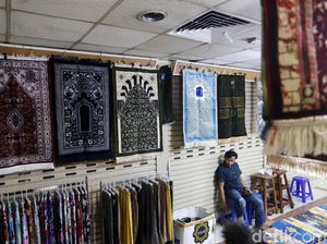 Haji 2021 Batal, Penjualan Perlengkapan Haji di Tanah Abang Sepi