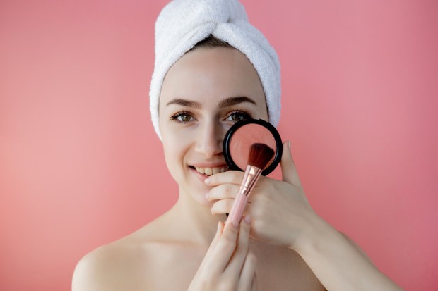 Ilustrasi Menggunaka Blush On/Foto: freepik.com Cara Pilih Blush On untuk Remaja