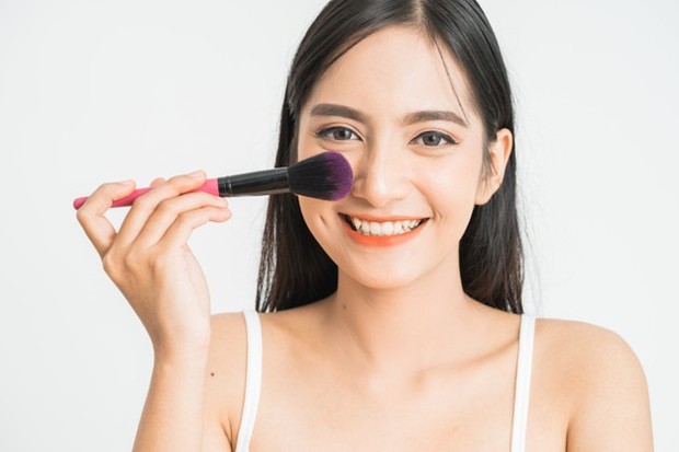 Ilustrasi Menggunakan Blush On/Foto: freepik.com Cara Pilih Blush On untuk Remaja
