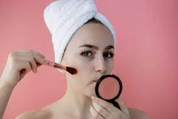 Ilustrasi Menggunakan Blush On/Foto: freepik.com Cara Pilih Blush On untuk Remaja