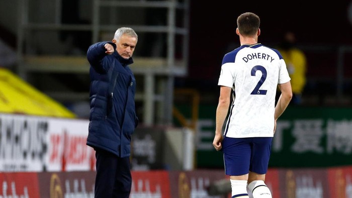 BURNLEY, ENGLAND - OCTOBER 26: Jose Mourinho, Manager of Tottenham speaks with Matt Doherty during the Premier League match between Burnley and Tottenham Hotspur at Turf Moor on October 26, 2020 in Burnley, England. Sporting stadiums around the UK remain under strict restrictions due to the Coronavirus Pandemic as Government social distancing laws prohibit fans inside venues resulting in games being played behind closed doors. (Photo by Jason Cairnduff - Pool/Getty Images)
