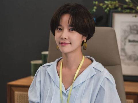 Kalau bicara tentang tokoh wanita dengan karakter konyol dan unik dalam drama, pasti langsung terlintas nama Hwang Jung Eum. Wanita yang identik dengan sifat anti jaim ini, dulunya tergabung dalam girl group SUGAR / foto: instagram.com/jungeum84