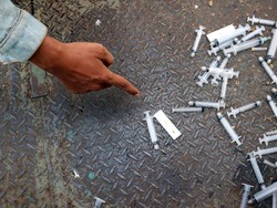 Sampah Berserakan di JPO Kudus Ternyata Alat Rapid Antigen, Punya Siapa?