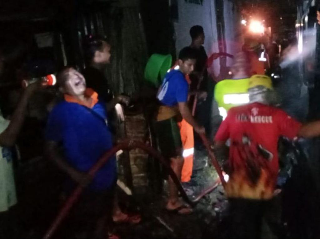 Kebakaran Rumah Kayu di Tuban, Seorang Nenek Pensiunan PNS Tewas Terbakar Kebakaran Rumah Kayu di Tuban, Seorang Nenek Pensiunan PNS Tewas Terbakar