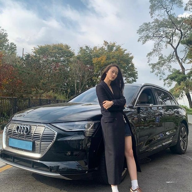 Krystal Jung dengan setelan informal