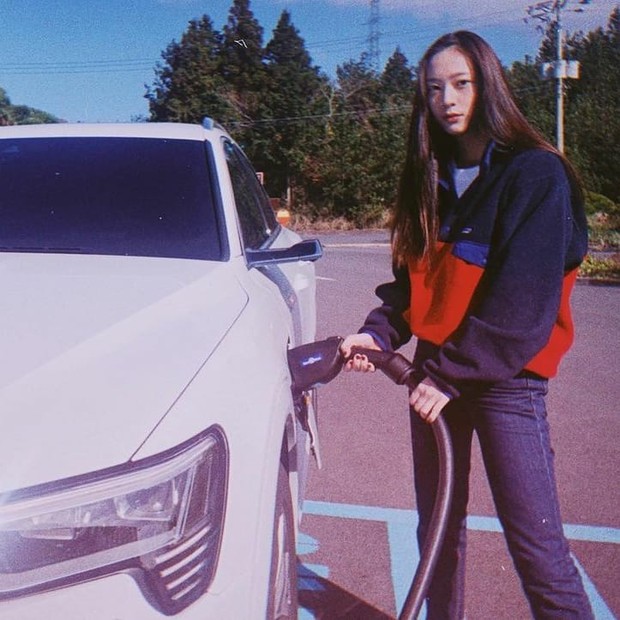 Krystal Jung dengan setelan kasual