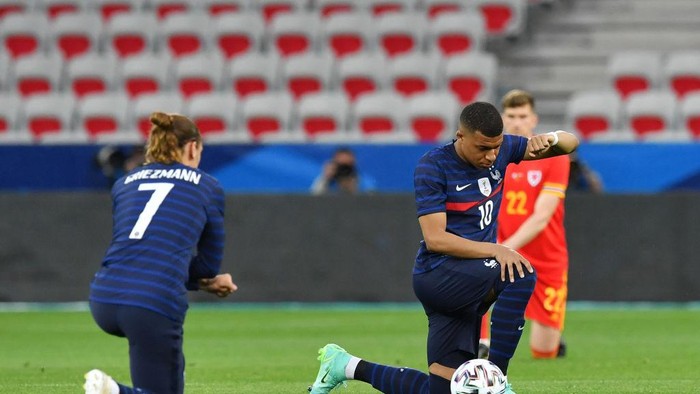 NICE, FRANCE - JUNE 02: Kylian Mbappe of France takes the knee ahead of the international friendly match between France and Wales at Allianz Riviera on June 02, 2021 in Nice, France. (Photo by Valerio Pennicino/Getty Images)