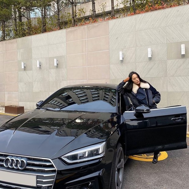 Kyrstal Jung saat berpose dengan Audi