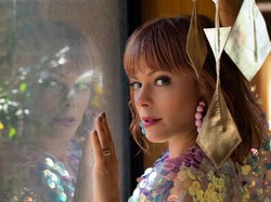 Lenka Berdendang Tentang Harta dan Tahta dalam Ivory Tower