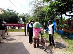 Belum Ada Bantuan Pemerintah Saat Lockdown, Warga Tegal Dibantu Kas Musala