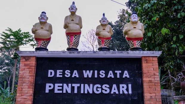 Menparekraf Sandiaga Uno saat menyambangi Desa Wisata Pentingsari di DI Yogyakarta. (Arsip Kemenparekraf)