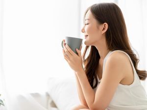 Apa Benar Minum Air Hangat Efektif Hilangkan Lemak di Perut?