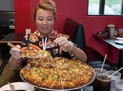 Niat Mukbang Pizza, YouTuber Ini Malah Dituduh Penipu oleh Pihak Resto